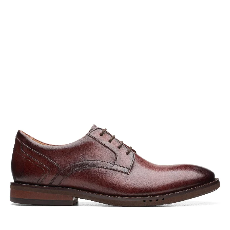 Clarks Un Hugh Lace in Brown Leather